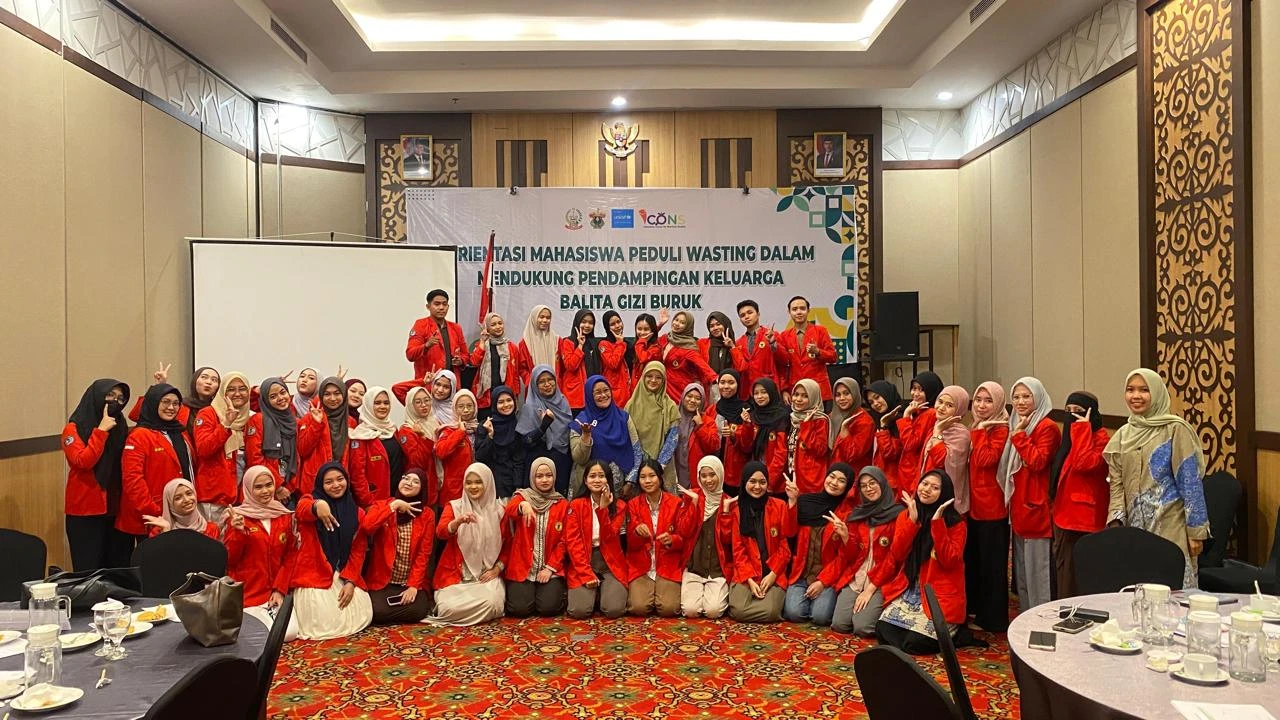 Peserta Orientasi Mahasiswa Peduli Wasting dari Program Studi Ilmu Gizi Universitas Hasanuddin berfoto bersama usai mengikuti pelatihan intensif pendampingan keluarga balita gizi buruk di Makassar yang didukung UNICEF Indonesia, Dinas Kesehatan, dan ICONS sebagai upaya memperkuat peran mahasiswa dalam penanganan wasting di Sulawesi Selatan. (Foto: Dok.Pribadi)